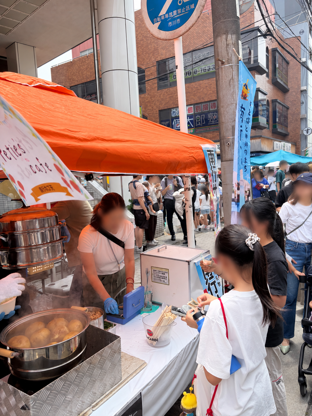 前回の屋台で商品を受け取る来場者